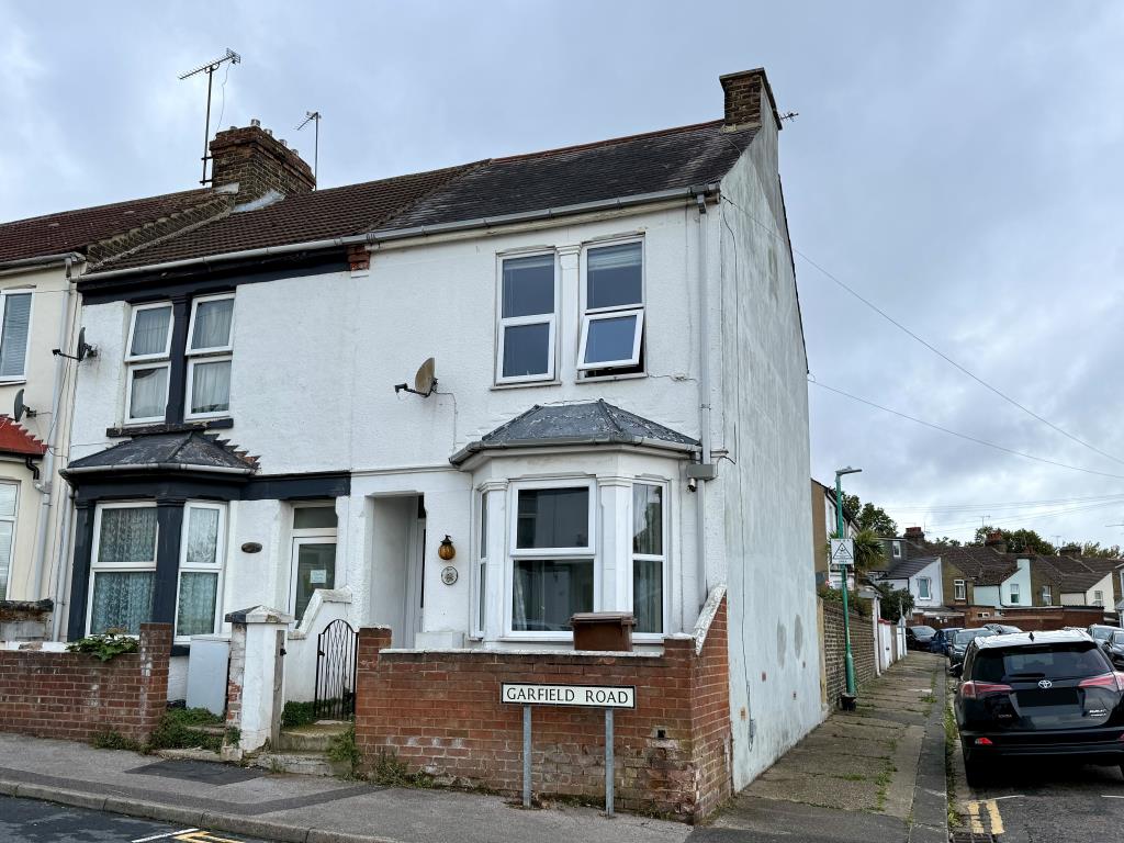 Lot: 174 - THREE-BEDROOM END-TERRACE FOR REFURISHMENT - End-terrace house